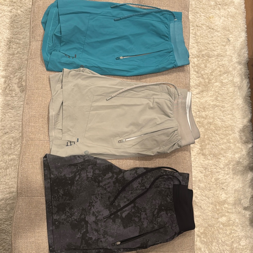 Men’s Lulu Shorts 7 Inch Inseam Size M Black Shorts Has A Liner